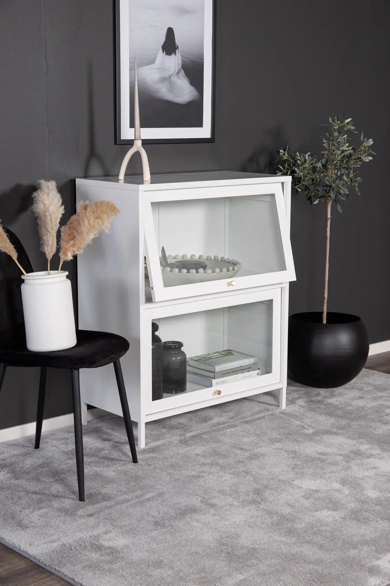 Venture Home Will Kabinett: Zeitloses Design für stilvolle Ordnung.