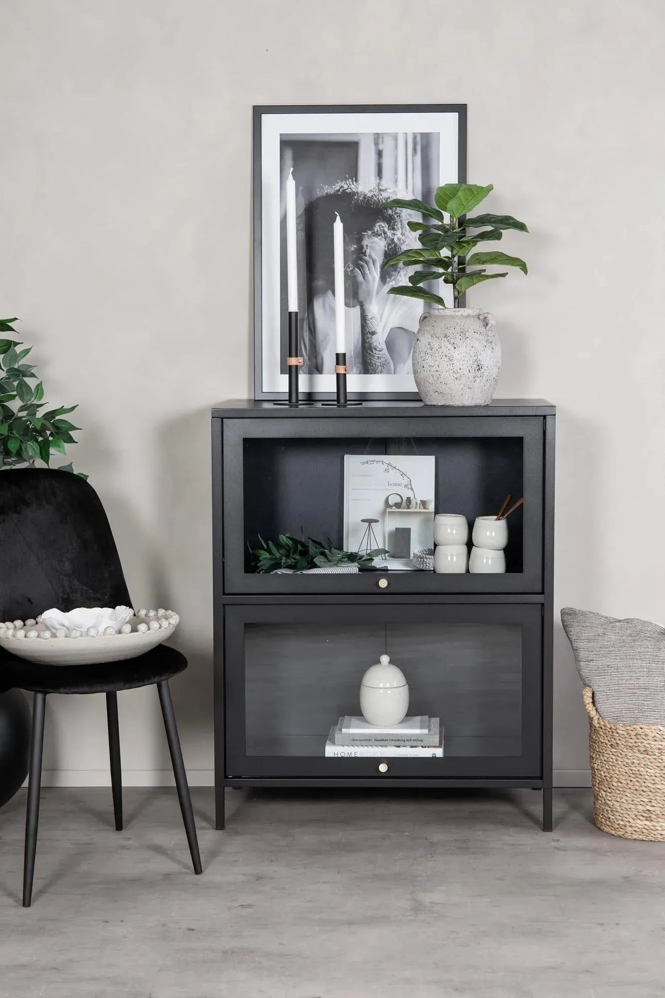 Venture Home Will Kabinett: Zeitloses Design für stilvolle Ordnung.