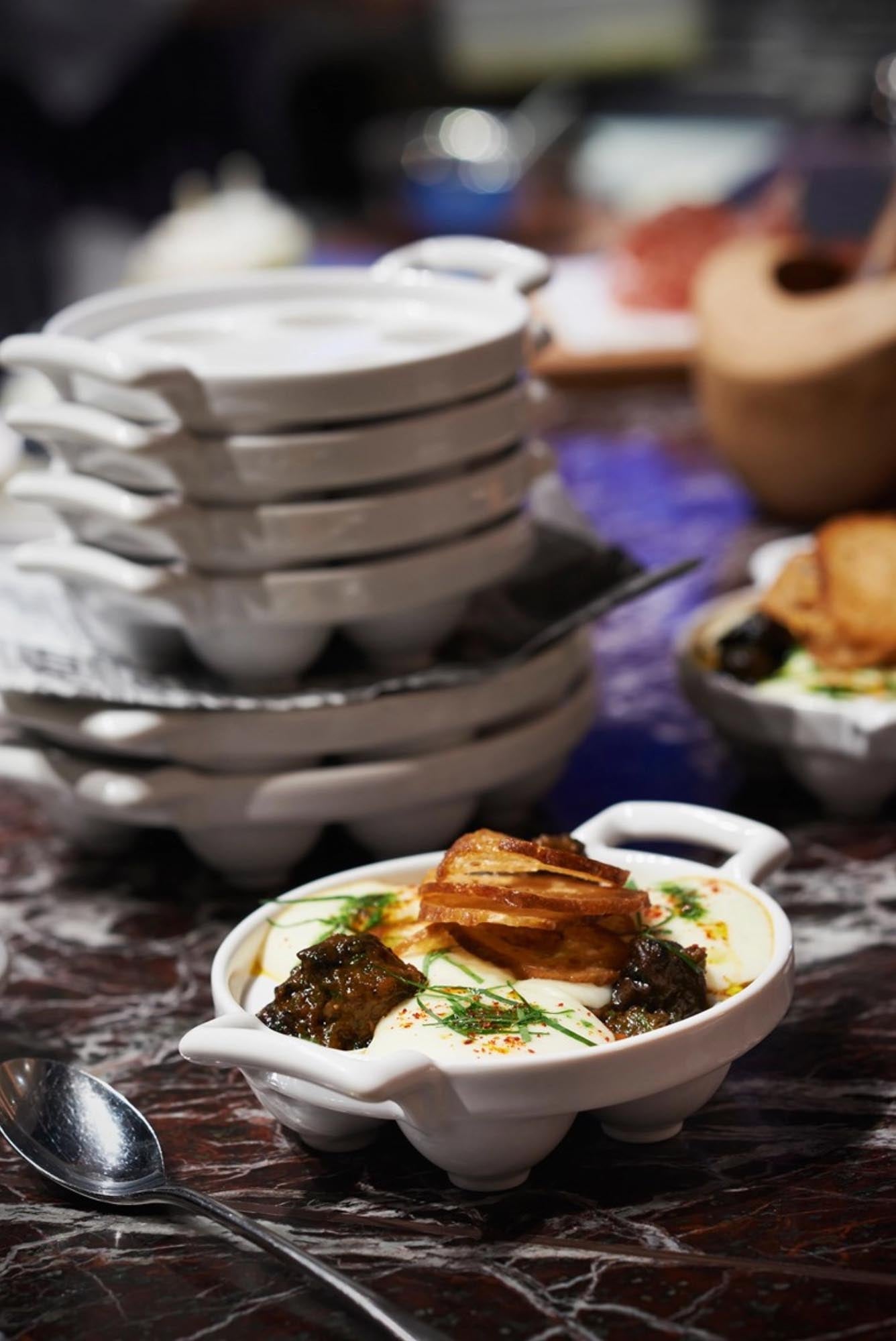 Revol Schneckenpfanne oval, 6 Löcher, weiss – edel und funktional.