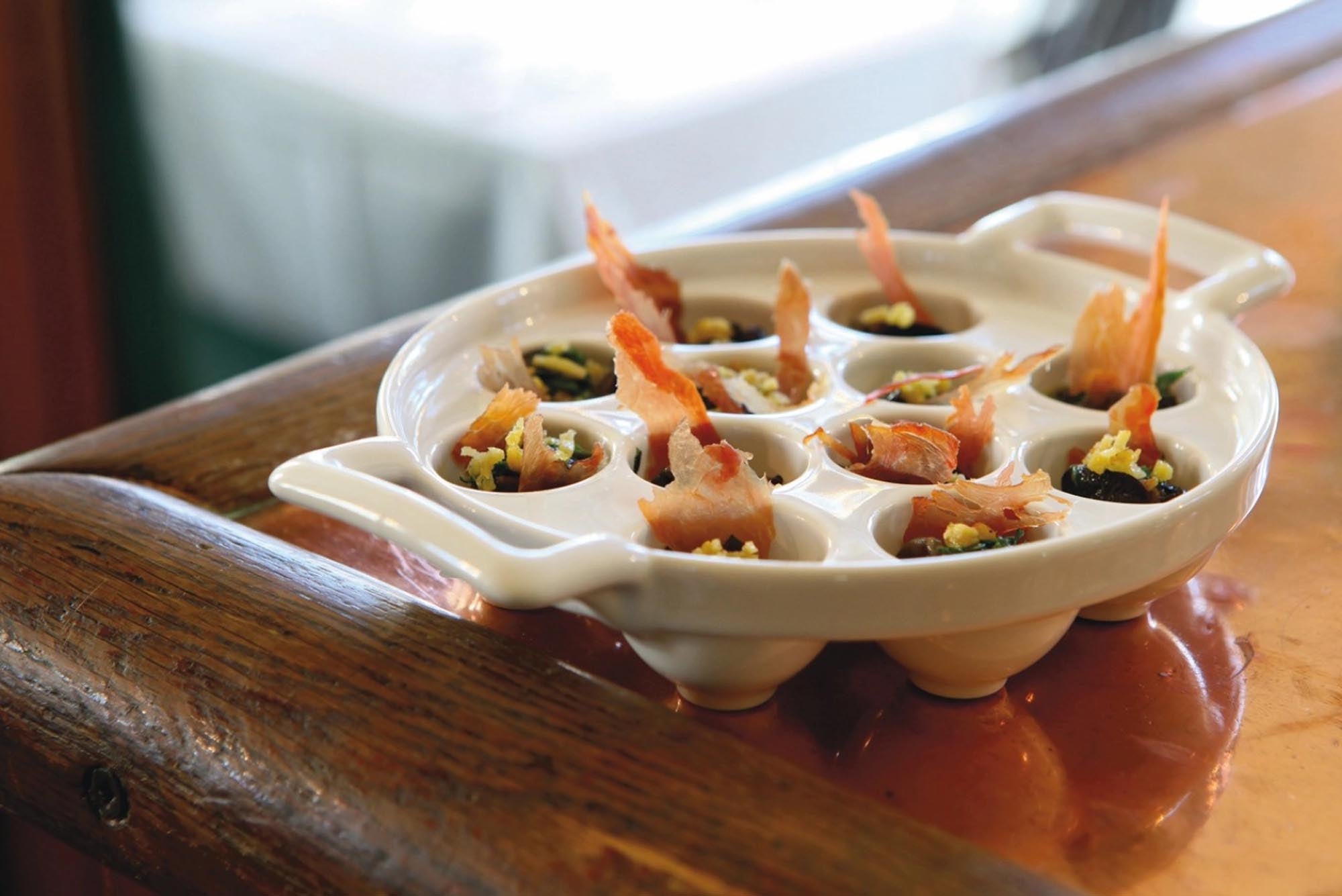 Entdecken Sie die stilvolle Schneckenpfanne von Revol mit 12 Löchern. Hergestellt aus hochwertigem Porzellan, ideal für festliche Anlässe und kreative Präsentationen.