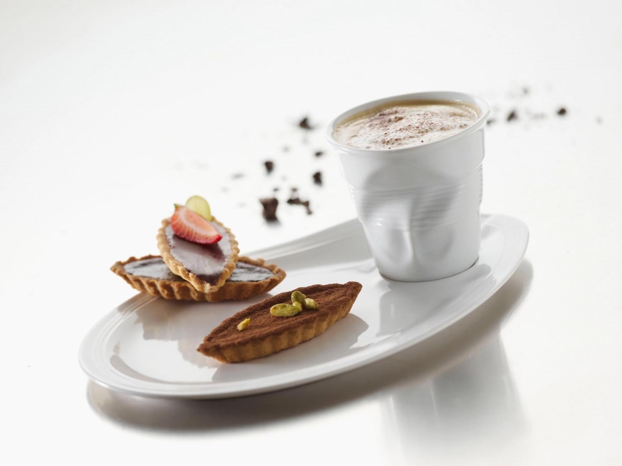Stilvoller 18 cl Cappuccino-Becher aus edlem Porzellan mit markanter Knitteroptik, ideal für genussvolle Kaffeemomente.