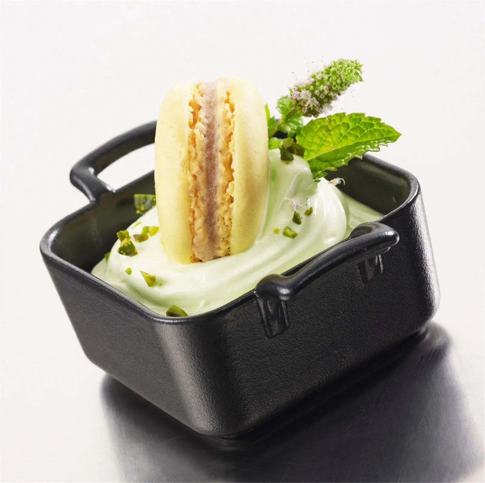 Elegantes 7 cm Schälchen von Revol: Porzellan in Gusseisen-Optik, ideal für Dips und Desserts, spülmaschinenfest und mikrowellengeeignet.