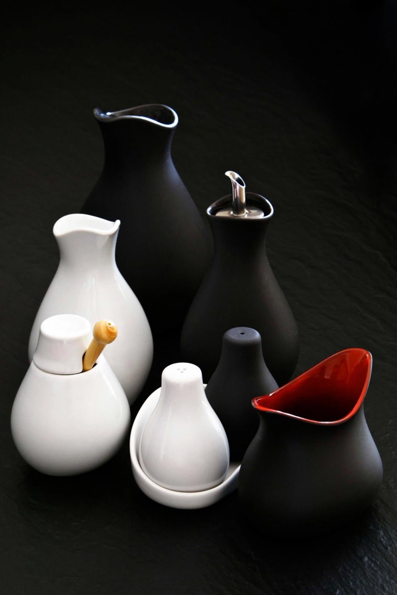 Elegante 25 cl Saucen-Kanne von Revol, Schiefer-Design, rotes Inneres.