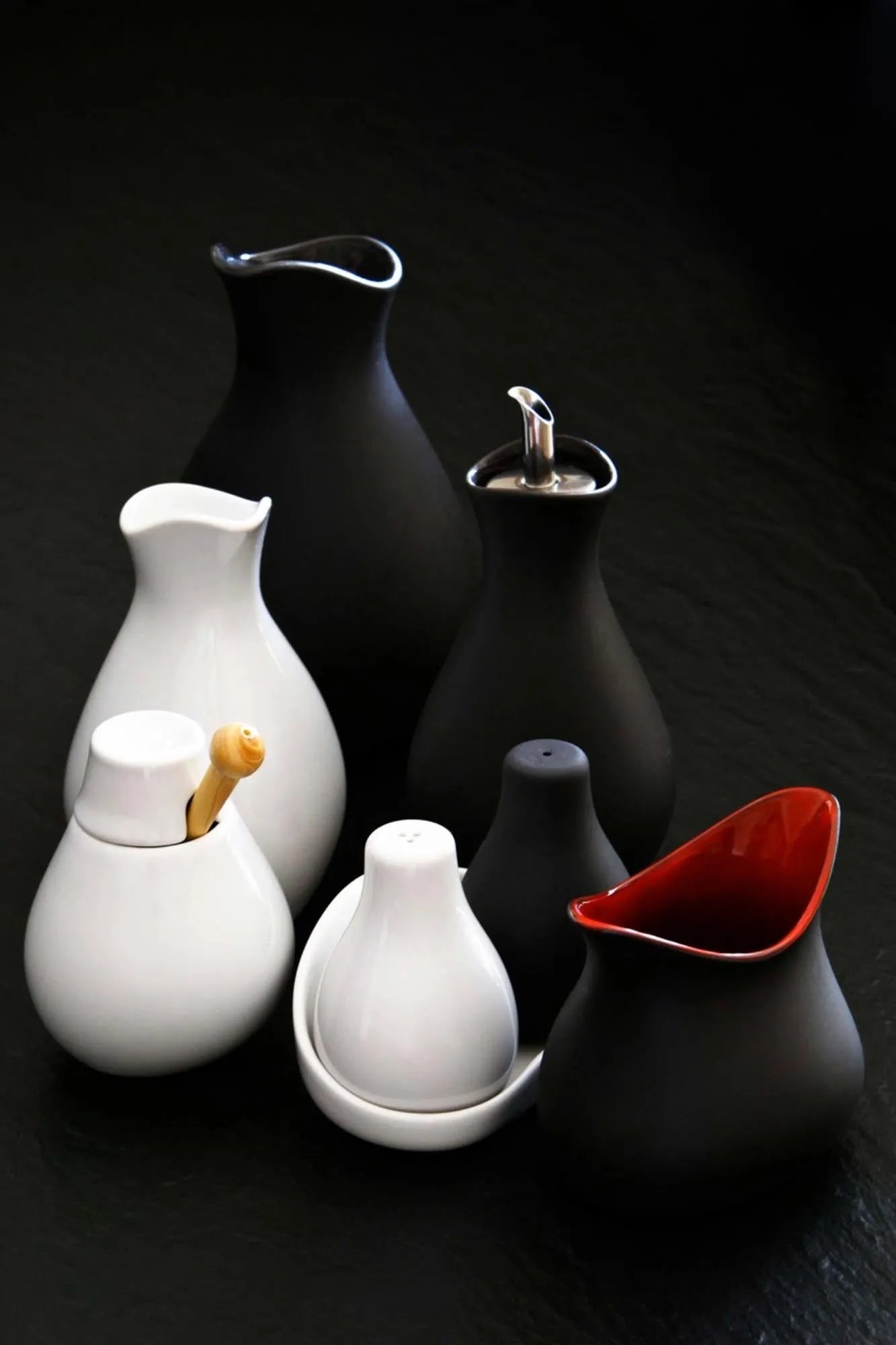 Elegante 25 cl Saucen-Kanne von Revol, Schiefer-Design, rotes Inneres.