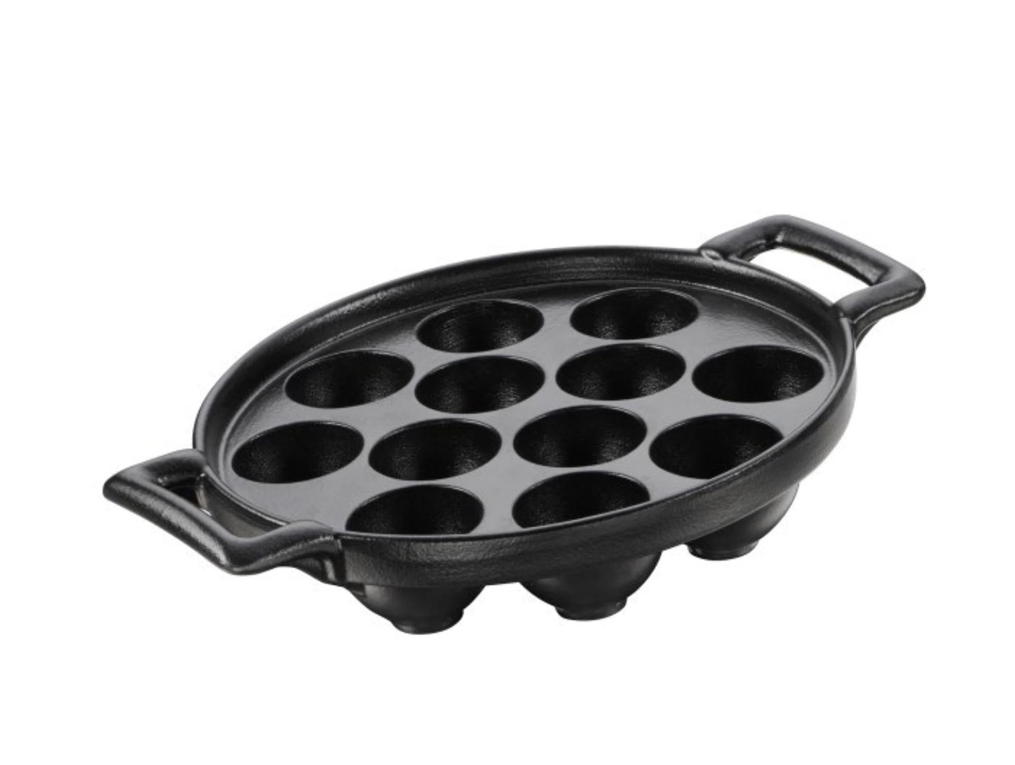 Schneckenpfanne von Revol: 12 Löcher, 17.5x16x4 cm, Porzellan in Gusseisen-Optik, ideal für gleichmässiges Backen, spülmaschinenfest.