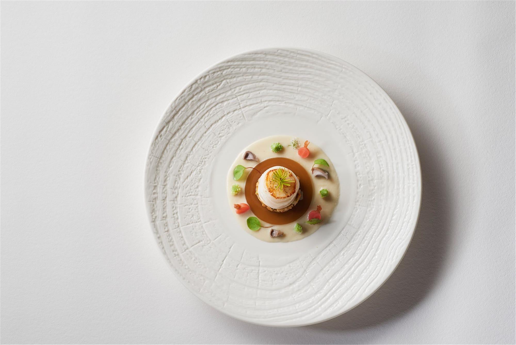 Medral plate round, H: 3.4 cm, Ø 28.3 cm, ivory