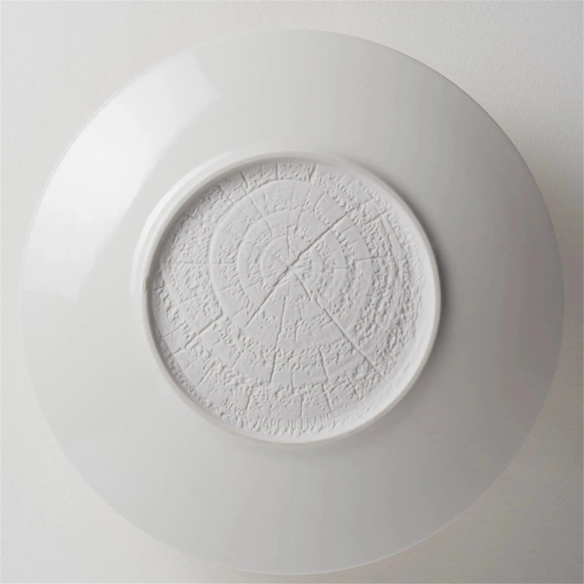 Eleganter Dessertteller von Revol aus elfenbeinfarbenem Porzellan, 21,5 cm Ø, ideal für stilvolle Präsentationen.