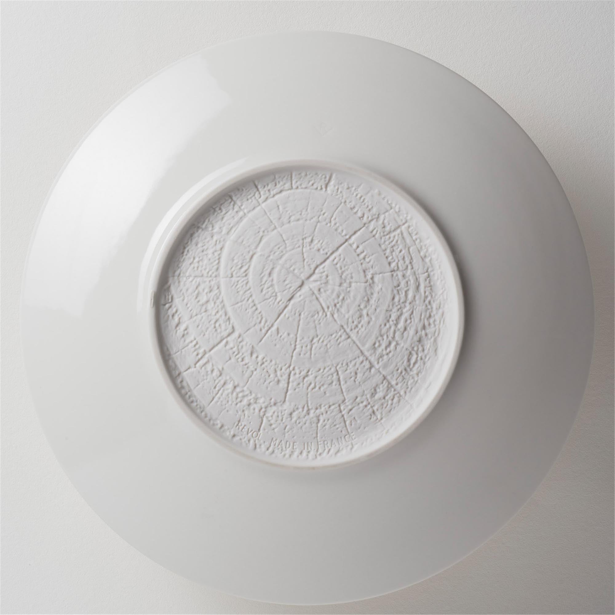 Eleganter Dessertteller von Revol aus elfenbeinfarbenem Porzellan, 21,5 cm Ø, ideal für stilvolle Präsentationen.