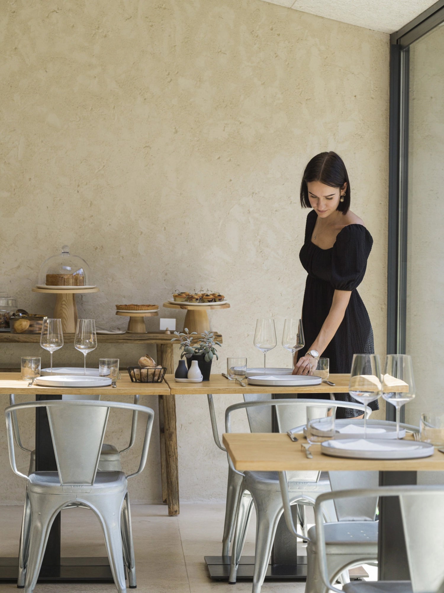 Erleben Sie die Caractère Untertasse von Revol – ein elegantes Porzellan-Accessoire, das Ihre Kaffeepause stilvoll ergänzt und für warme Espresso-Momente sorgt.