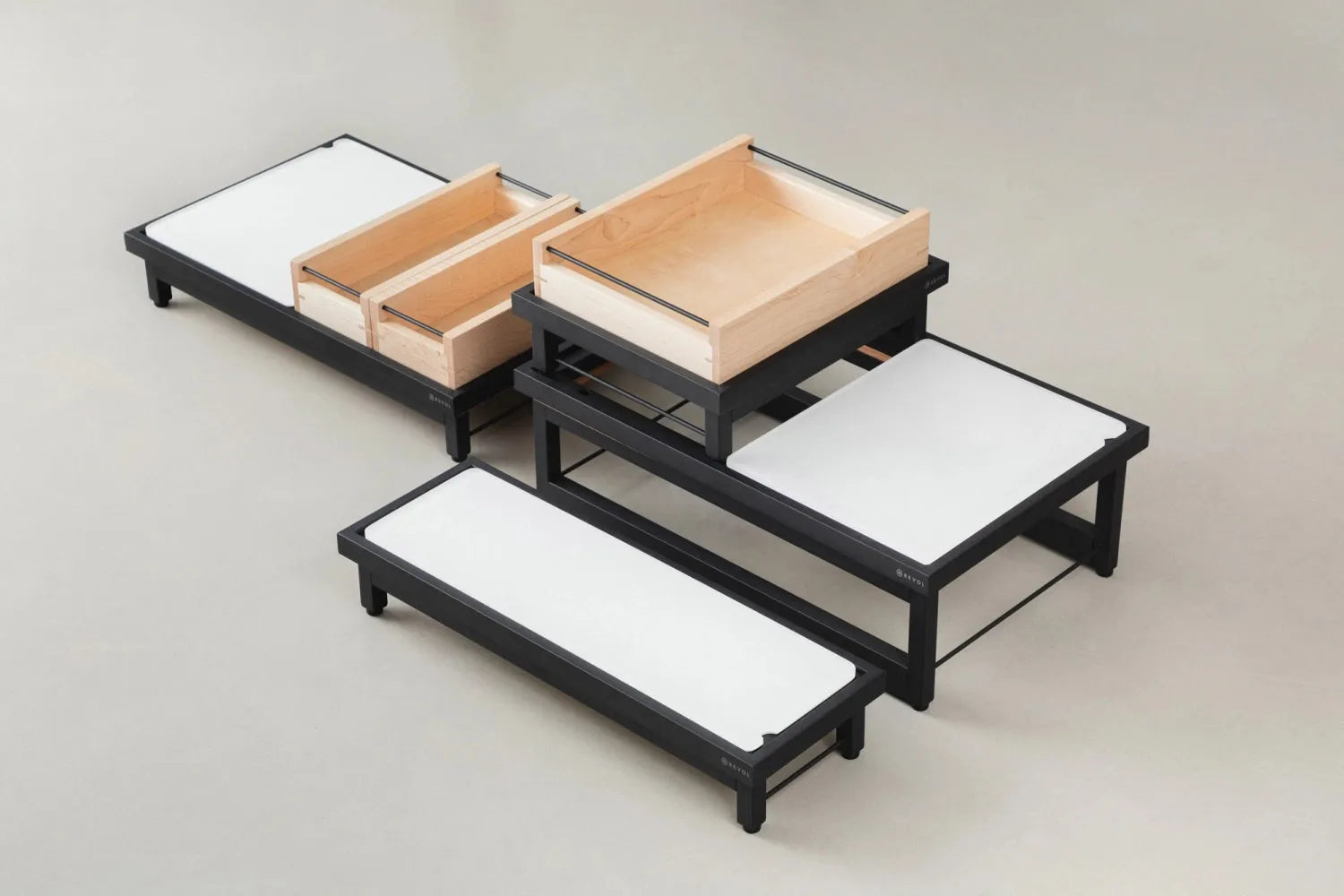 Elegante Ahornholz-Box von Revol für stilvolle Speisenpräsentation.