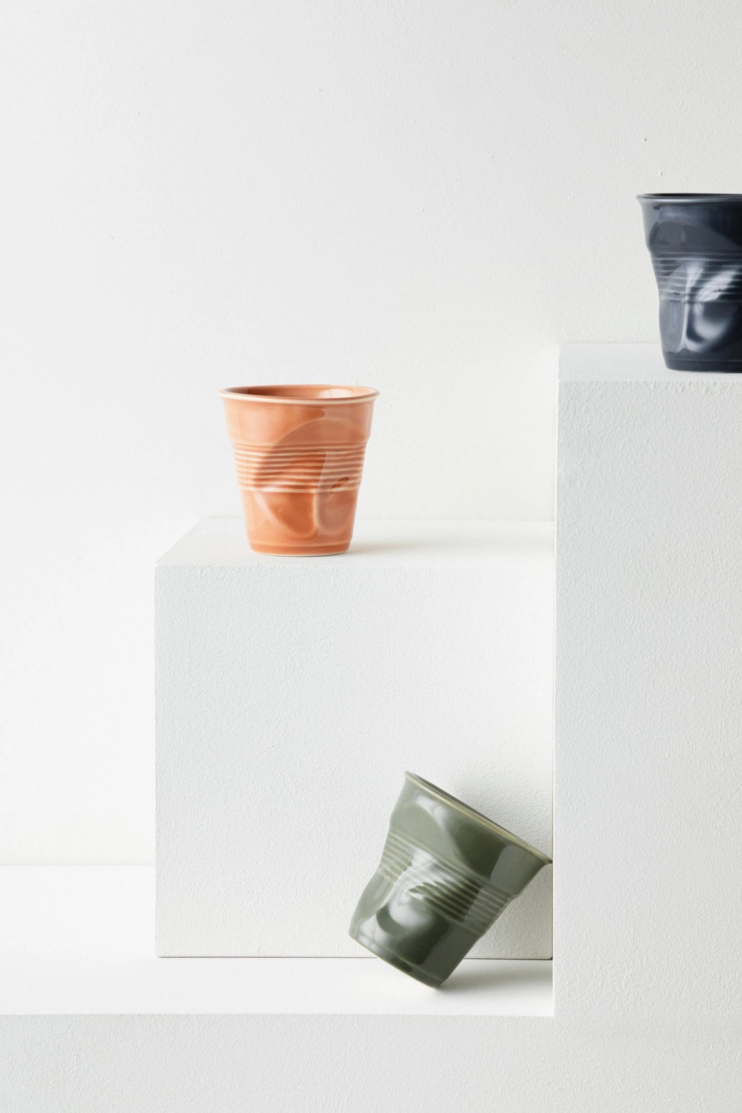 Eleganter 18 cl Cappuccino-Becher aus hochwertigem Porzellan mit einzigartiger Knitteroptik, perfekt für stilvollen Kaffeegenuss.