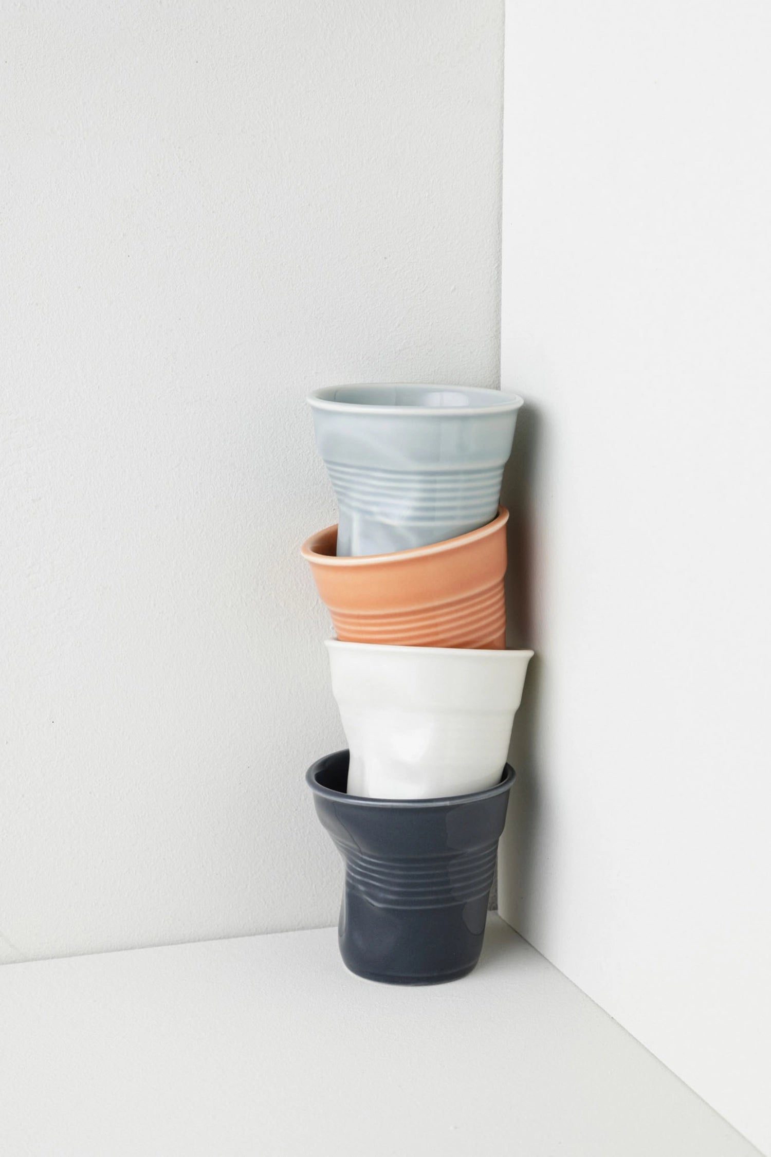 Stilvoller 18 cl Cappuccino-Becher aus Porzellan mit markanter Knitteroptik, ideal für Kaffeegenuss, von Revol.