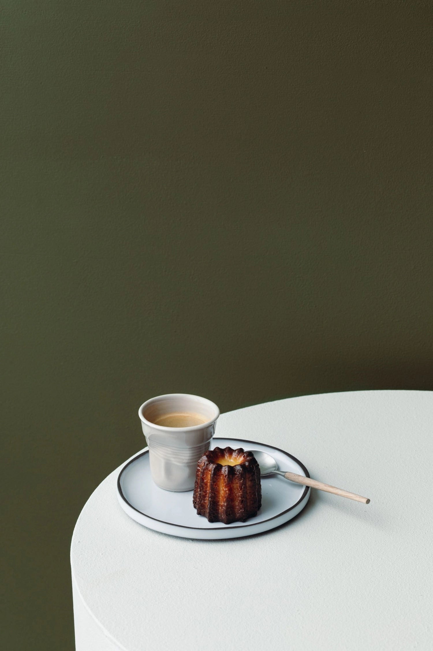 Eleganter Cappuccino-Becher aus hochwertigem Porzellan, 18 cl, mit einzigartiger Knitteroptik von Revol.