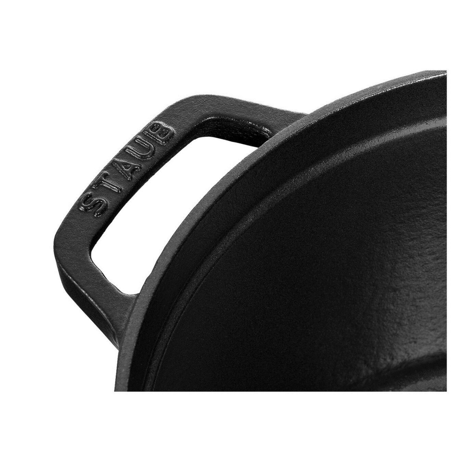 Die schwarze Staub Cocotte, 24 cm, 4.7l, ist ideal für Schmorgerichte. Hochwertig, langlebig und ein Muss für Ihre Küche.