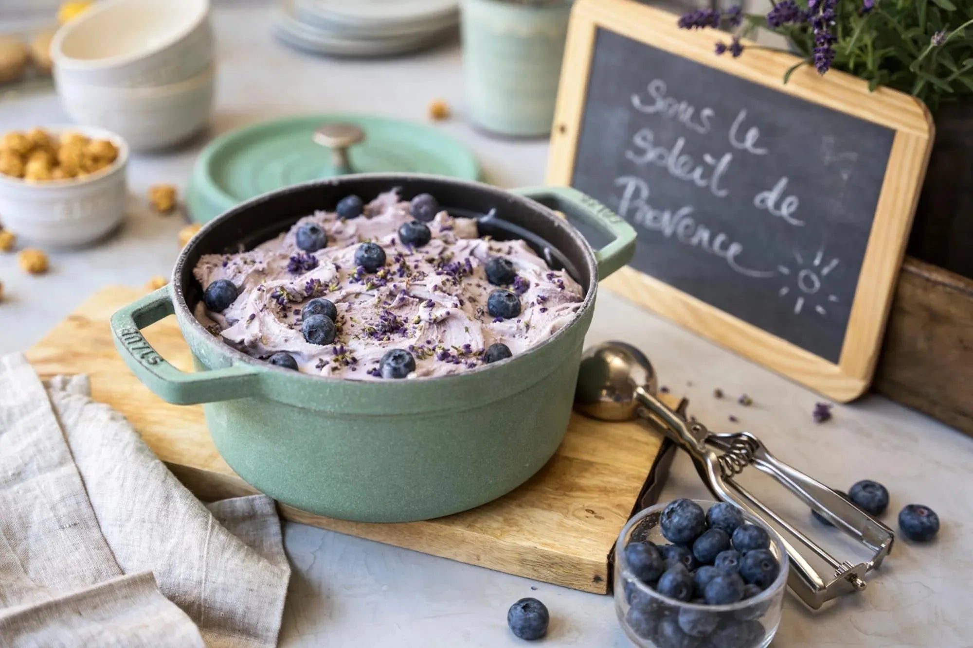 Staub Cocotte 24 cm, Salbei: Perfekt für aromatische Kochkreationen.