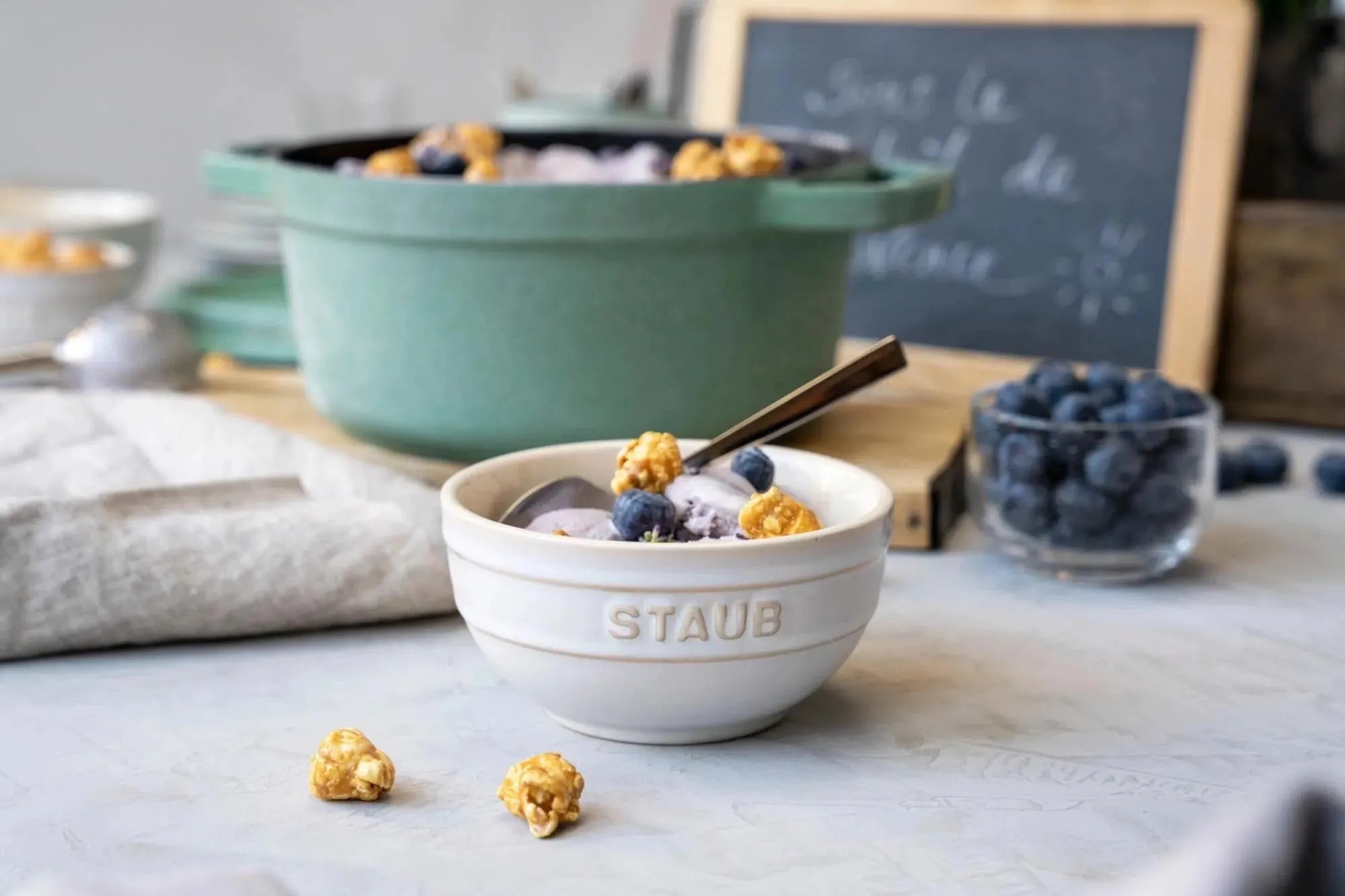 Staub Cocotte 24 cm: Salbei Gusseisen für vielseitige Gerichte.
