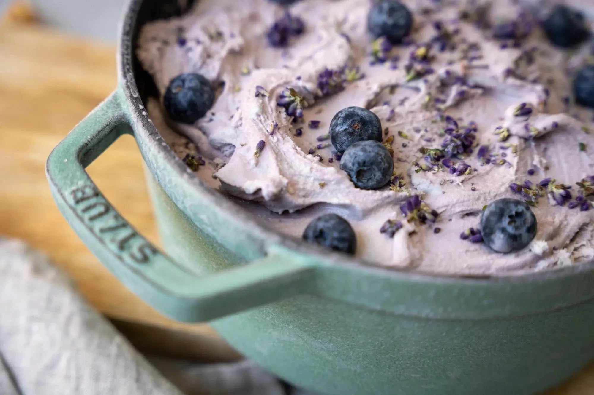 Staub Cocotte 24 cm, Salbei: Ideal für schmackhafte Eintöpfe.