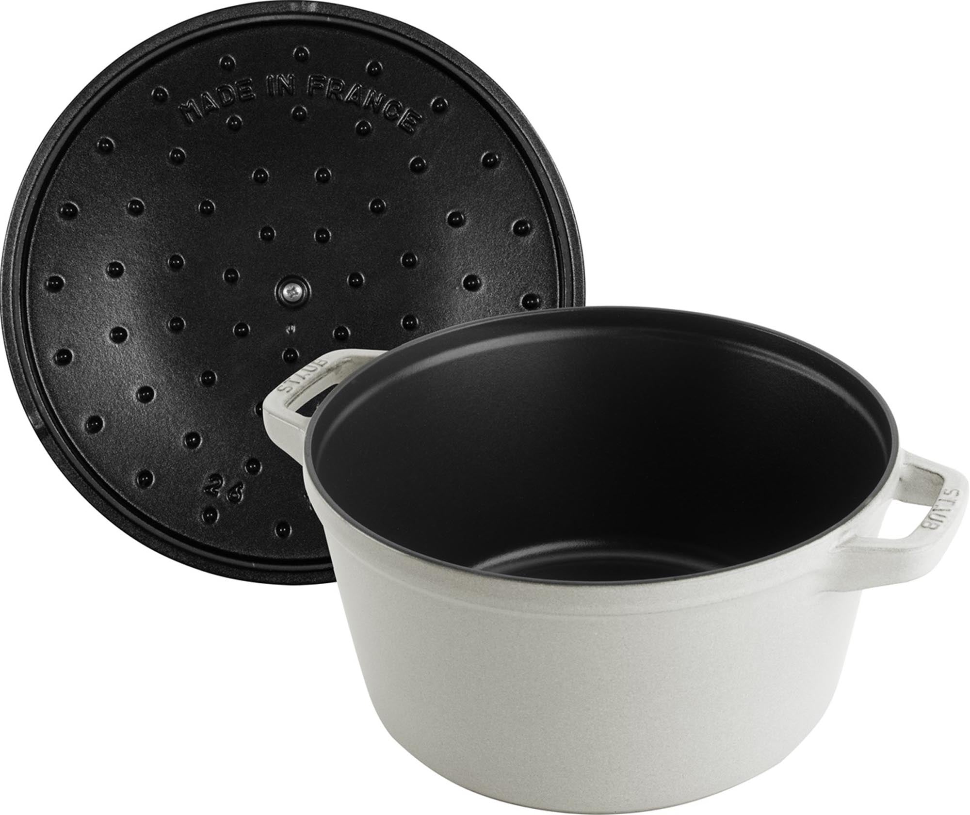 Vielseitige Cocotte 24 cm in Weisser Trüffel von Staub. Platzsparend, aus Gusseisen, für optimale Aromen und stilvolles Servieren.
