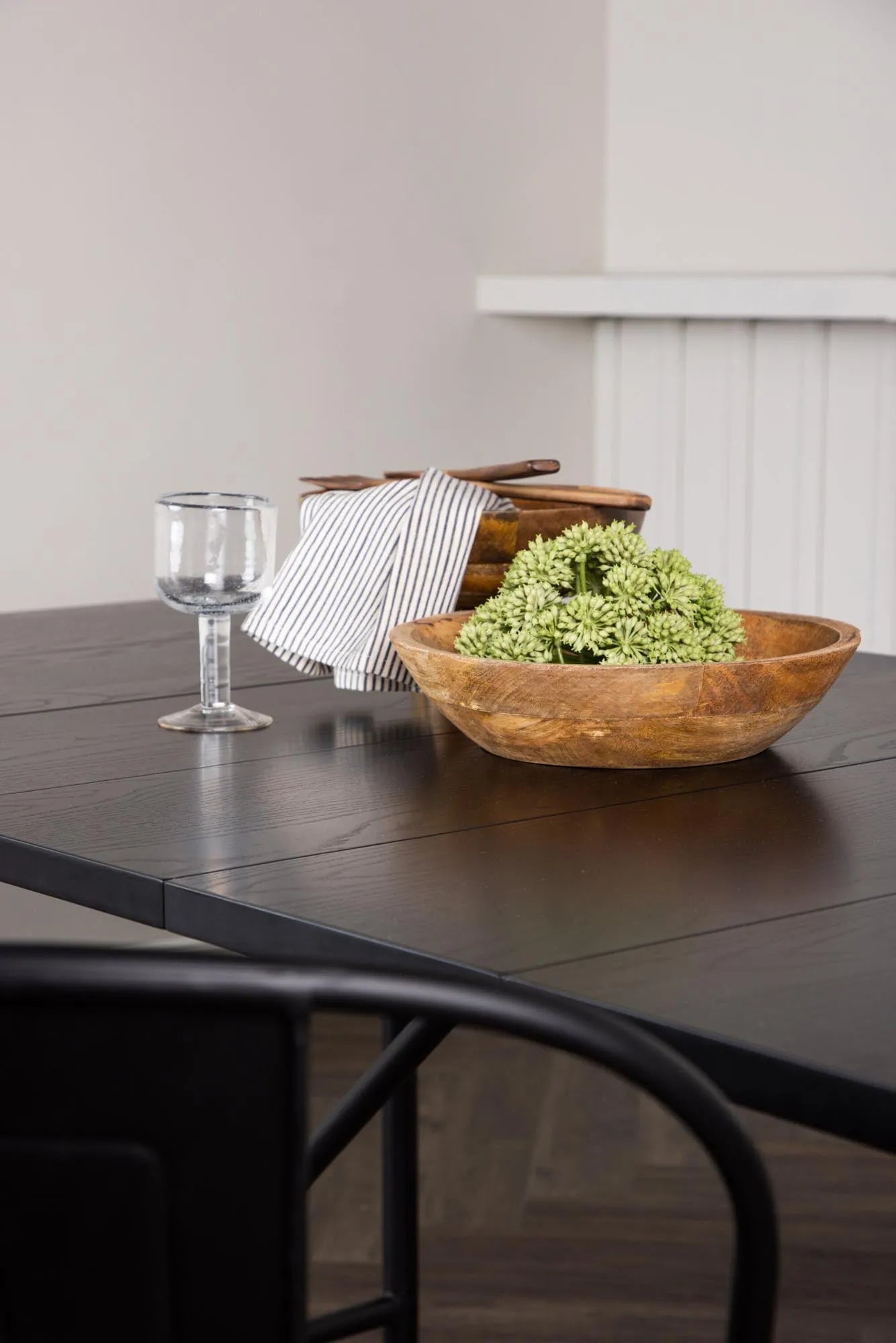 Astrid Tisch von Venture Home: Stilvoller Mittelpunkt für Ihr Esszimmer.