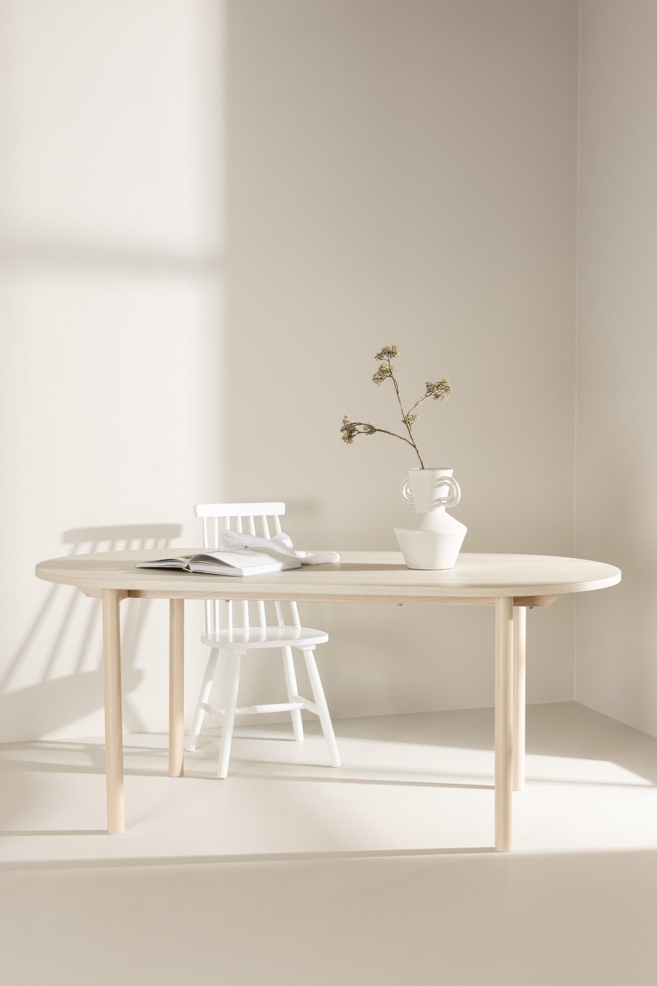 Entdecken Sie den Andy Esstisch von Venture Home: Einladendes Design, langlebige Materialien und Platz für gesellige Momente mit Familie und Freunden.