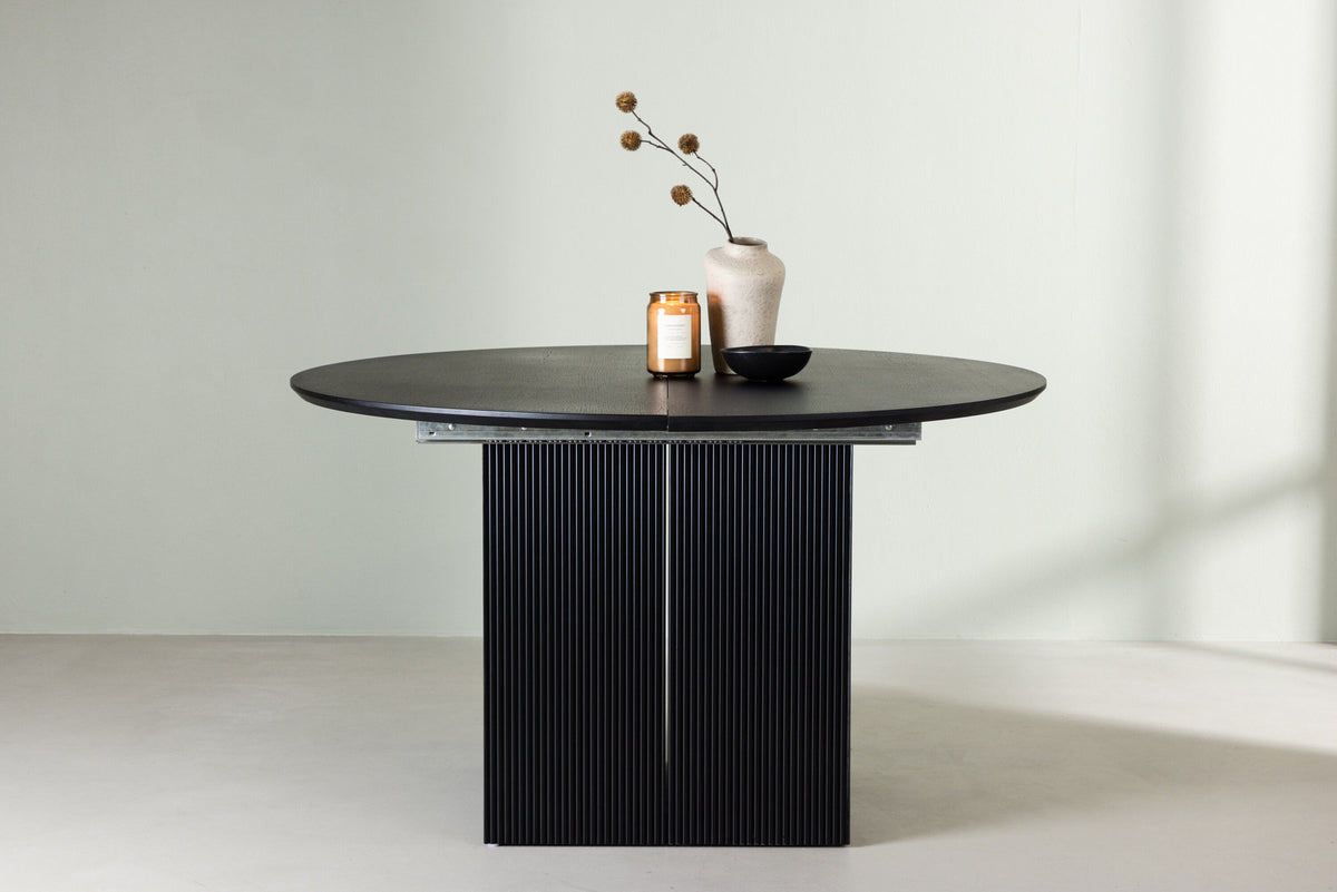 Matilda Esstisch ausziehbar in Schwarz präsentiert im Onlineshop von KAQTU Design AG. Esstisch ist von Venture Home