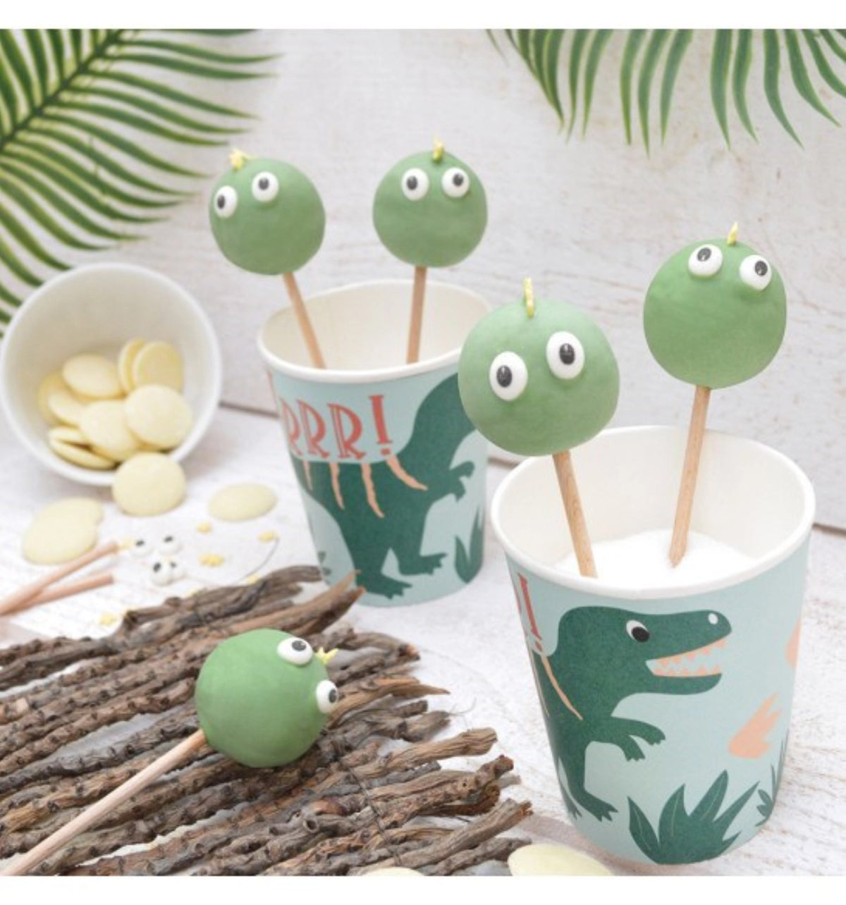 8 Stk. Becher Karton Dino 25 cl in Grün präsentiert im Onlineshop von KAQTU Design AG. Tasse ist von Scrap Cooking