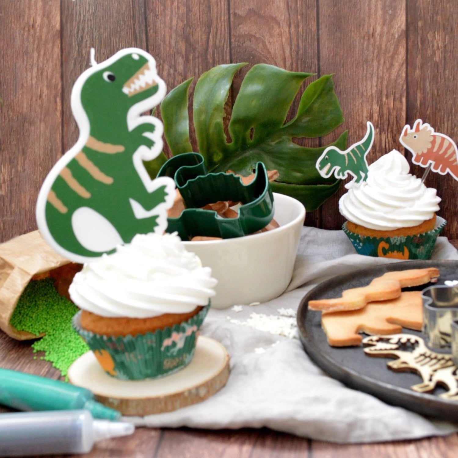 Kerze XXL Dinosaurier in Grün präsentiert im Onlineshop von KAQTU Design AG. Kerzen ist von Scrap Cooking