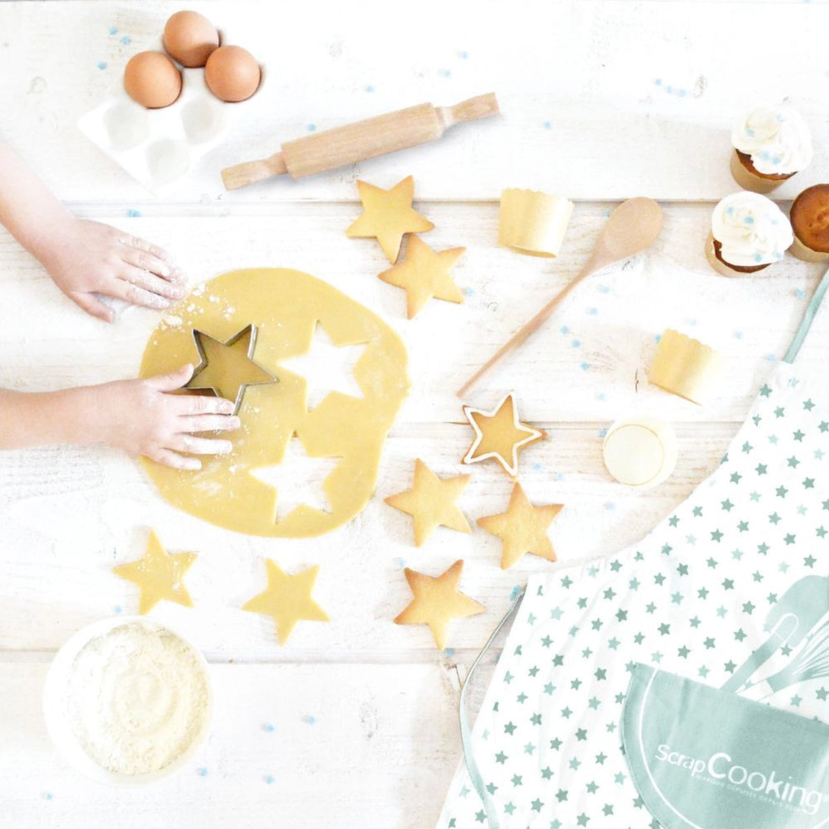 Kinder-Back-Köfferchen, Little Chef in Mehrfarbig präsentiert im Onlineshop von KAQTU Design AG. Backutensilien ist von Scrap Cooking