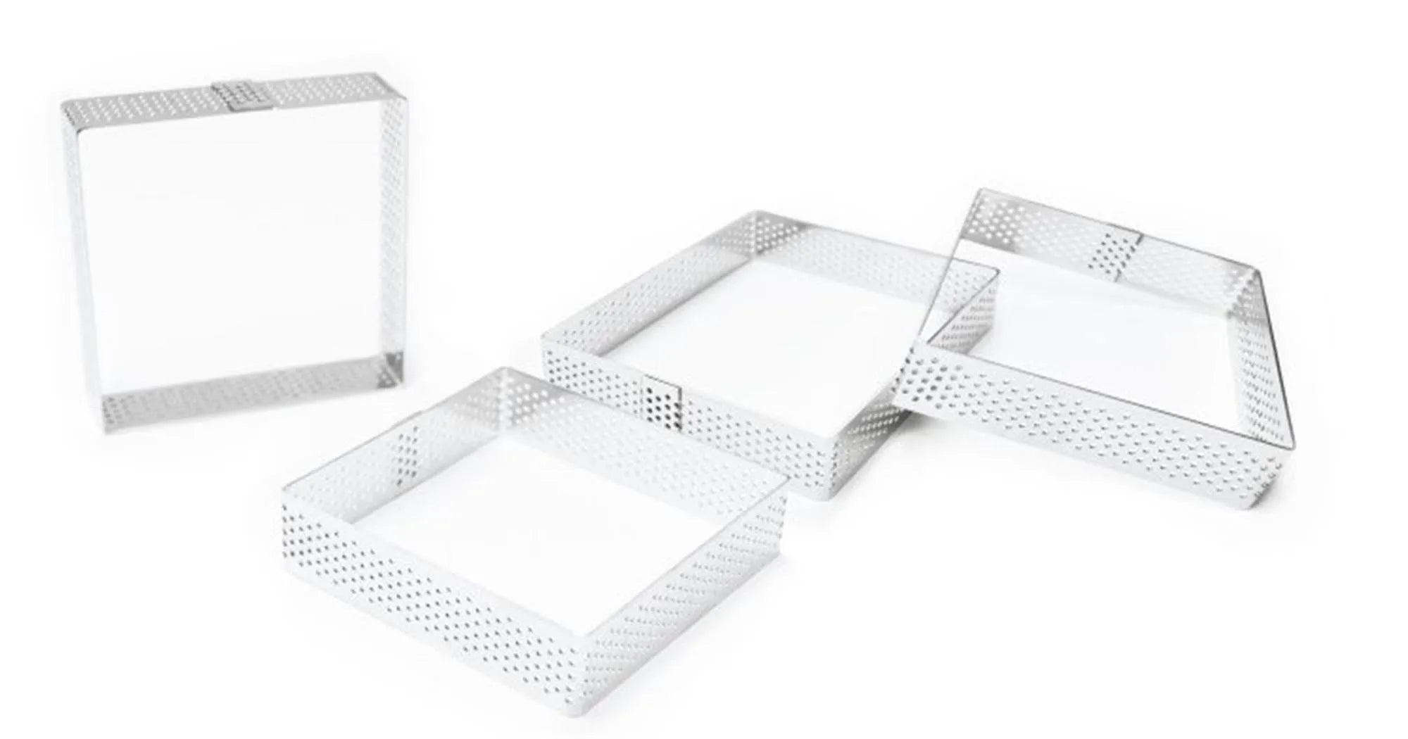 Quadratische, perforierte Tortenringe (8x8cm) aus Edelstahl für gleichmäßiges Backen und kreative Desserts. Perfekt für Profis und Anfänger.