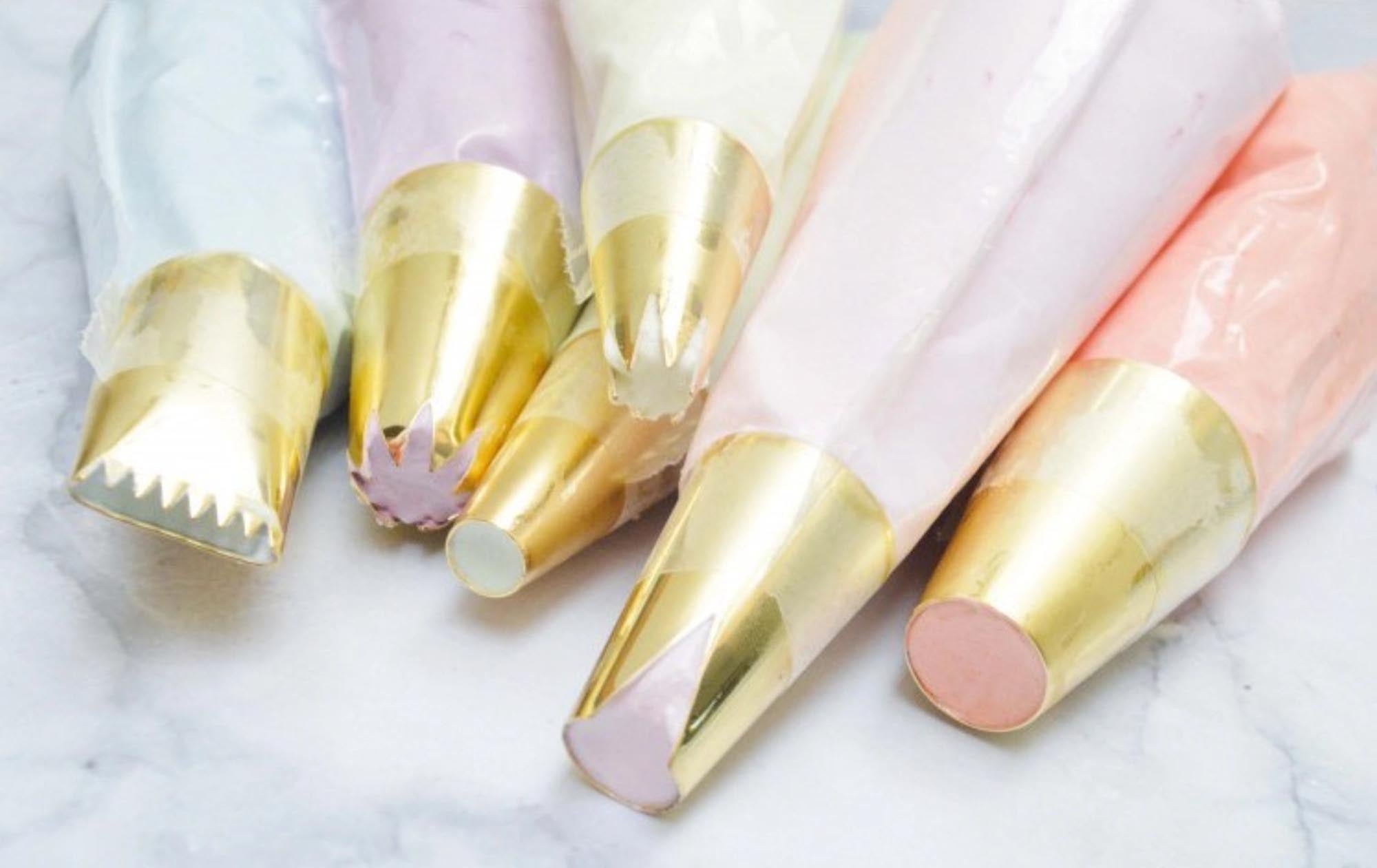 Elegantes 6er Set goldener Spritztüllen für perfekte Tortendekoration.