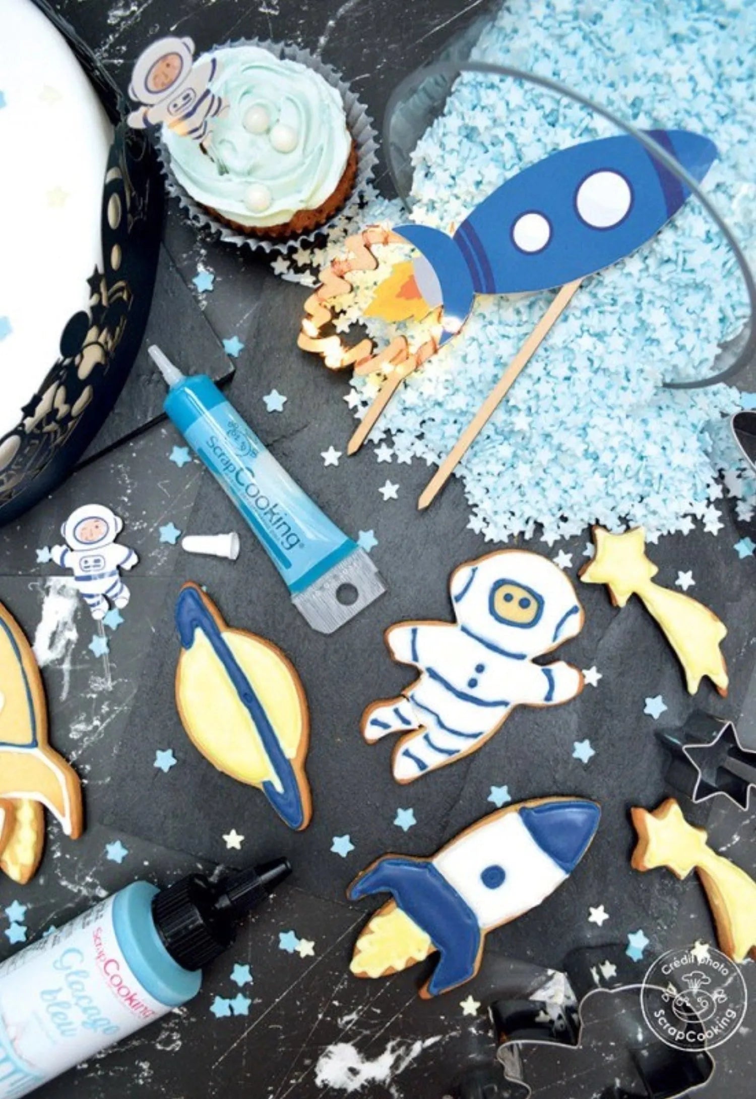 Kreiere kosmische Kekse mit Scrap Cookings Space Ausstechformen-Set.