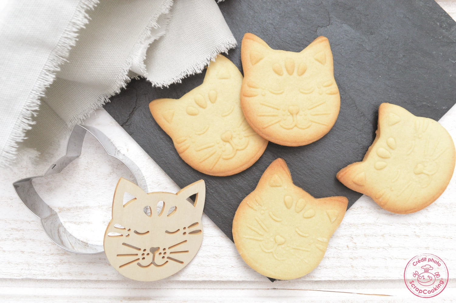 Coupte de coupe et chat enceinte en bois