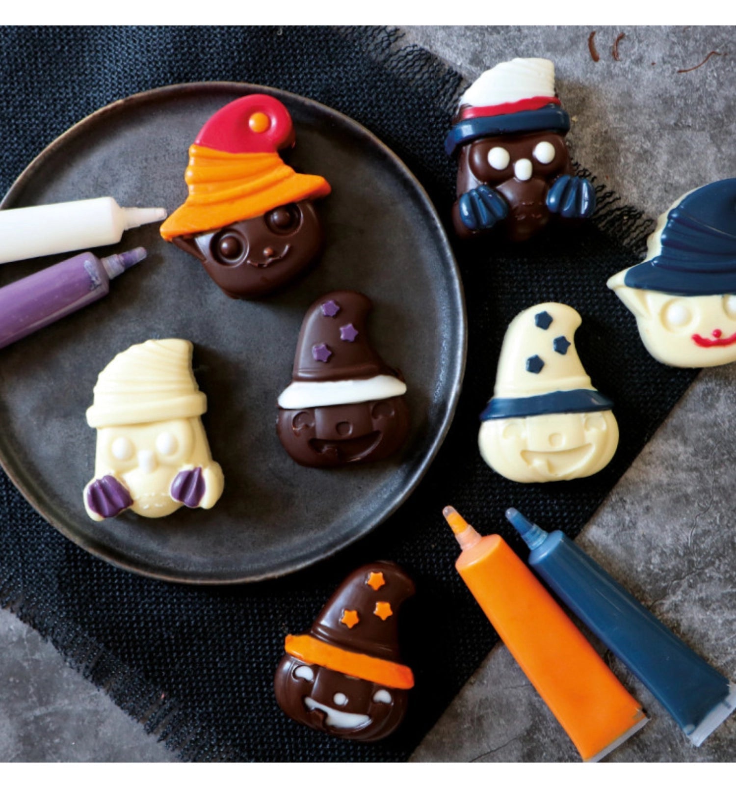 Silikon-Backform mit 8 Halloween-Motiven, ideal für kreative Backideen. Perfekt für gruselige Leckereien zu Halloween.