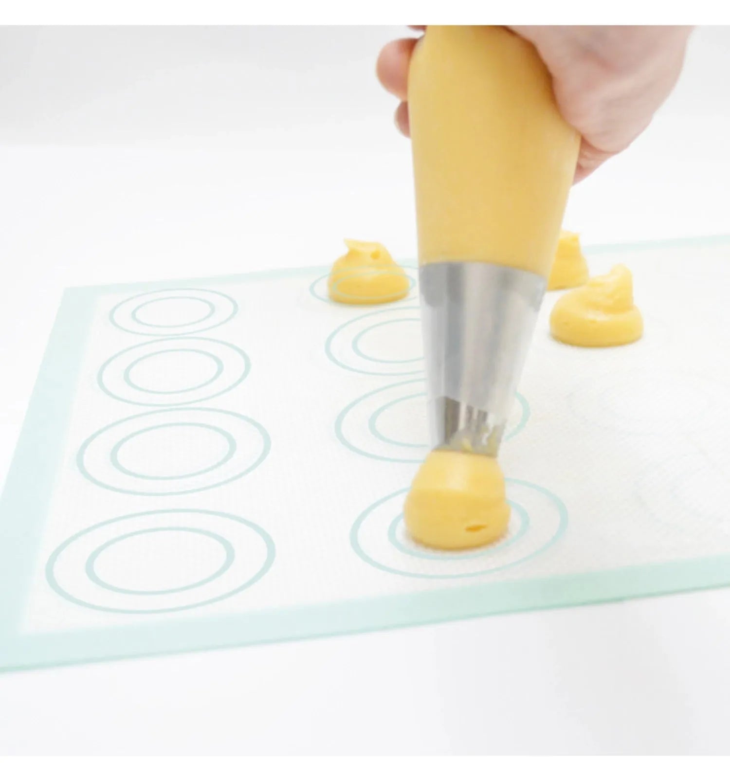 Hochwertige Backmatte für präzise Choux, Éclairs und Macarons.