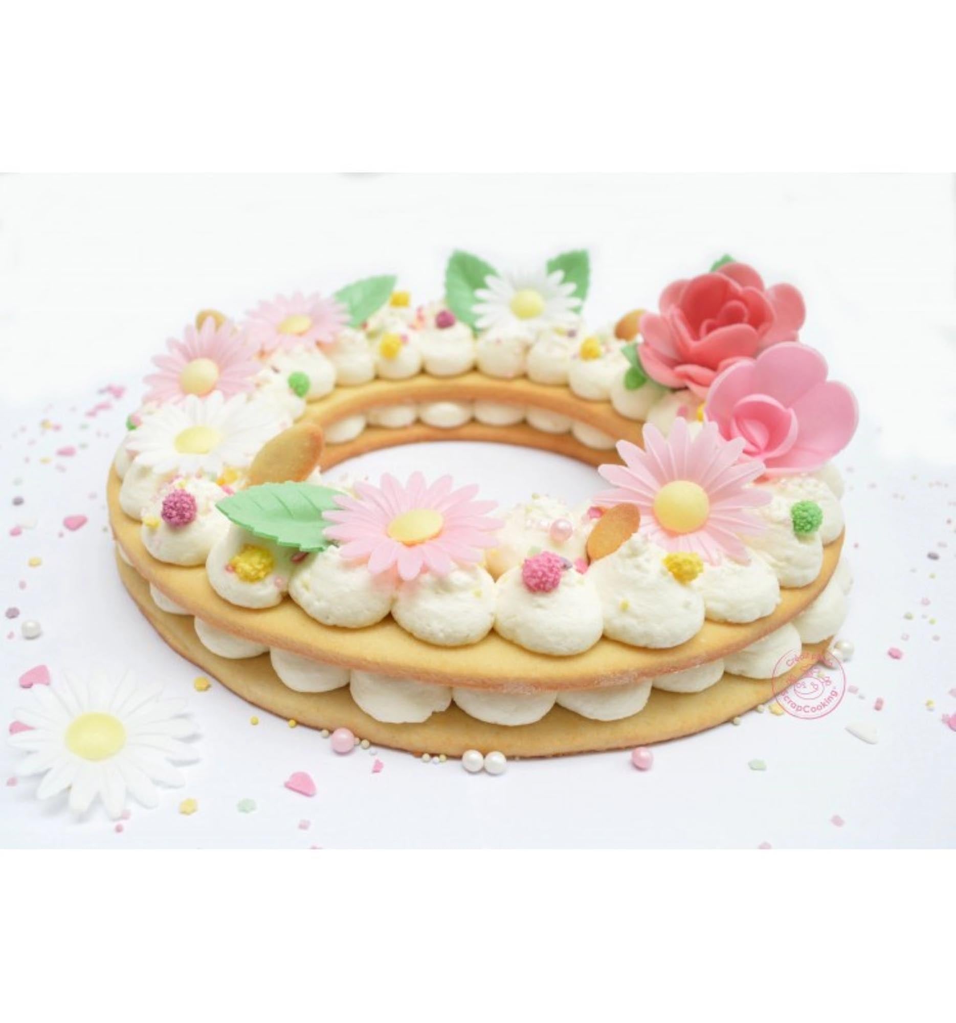Kreieren Sie florale Tortenkunst mit Scrap Cooking Schablonen.