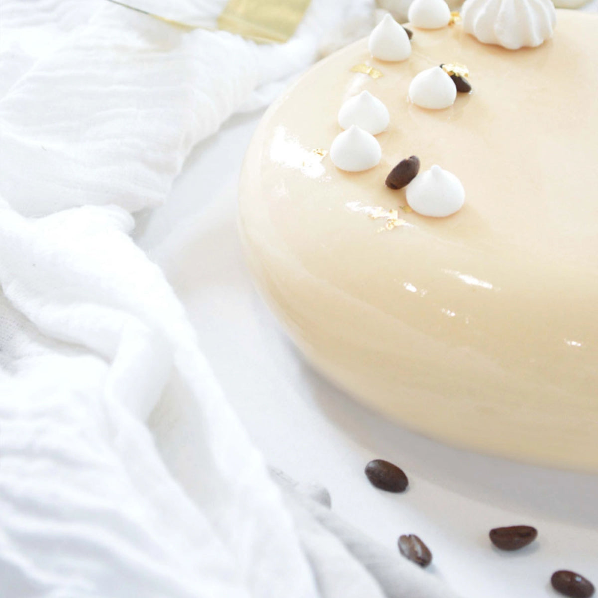 Mini Meringues weiss 35g in Weiss präsentiert im Onlineshop von KAQTU Design AG. Backutensilien ist von Scrap Cooking
