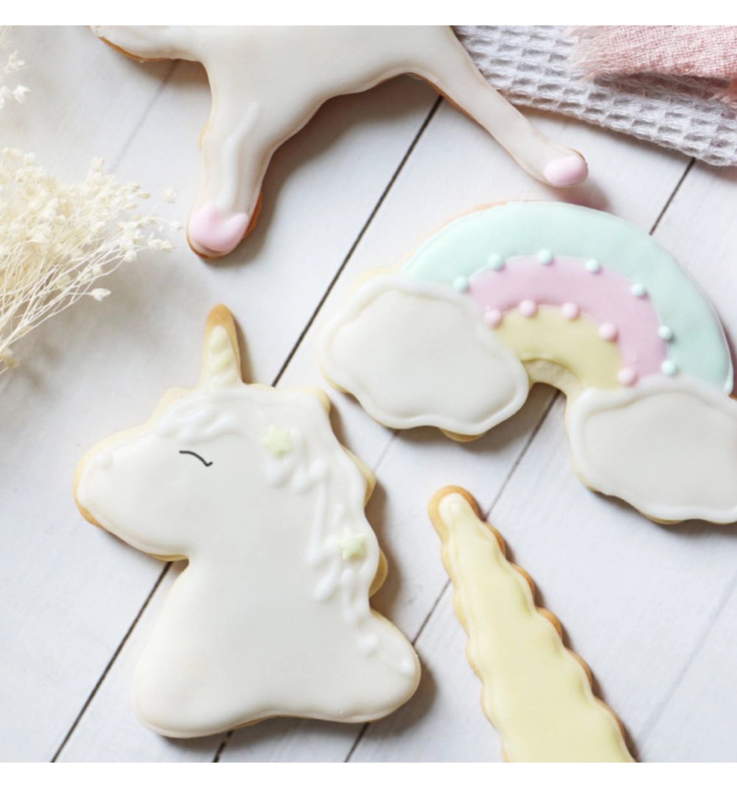 Veredeln Sie Ihre Backkunst mit der Icing Mischung weiss 190g von Scrap Cooking. Perfekt für glatte, glänzende Glasuren und kreative Designs!