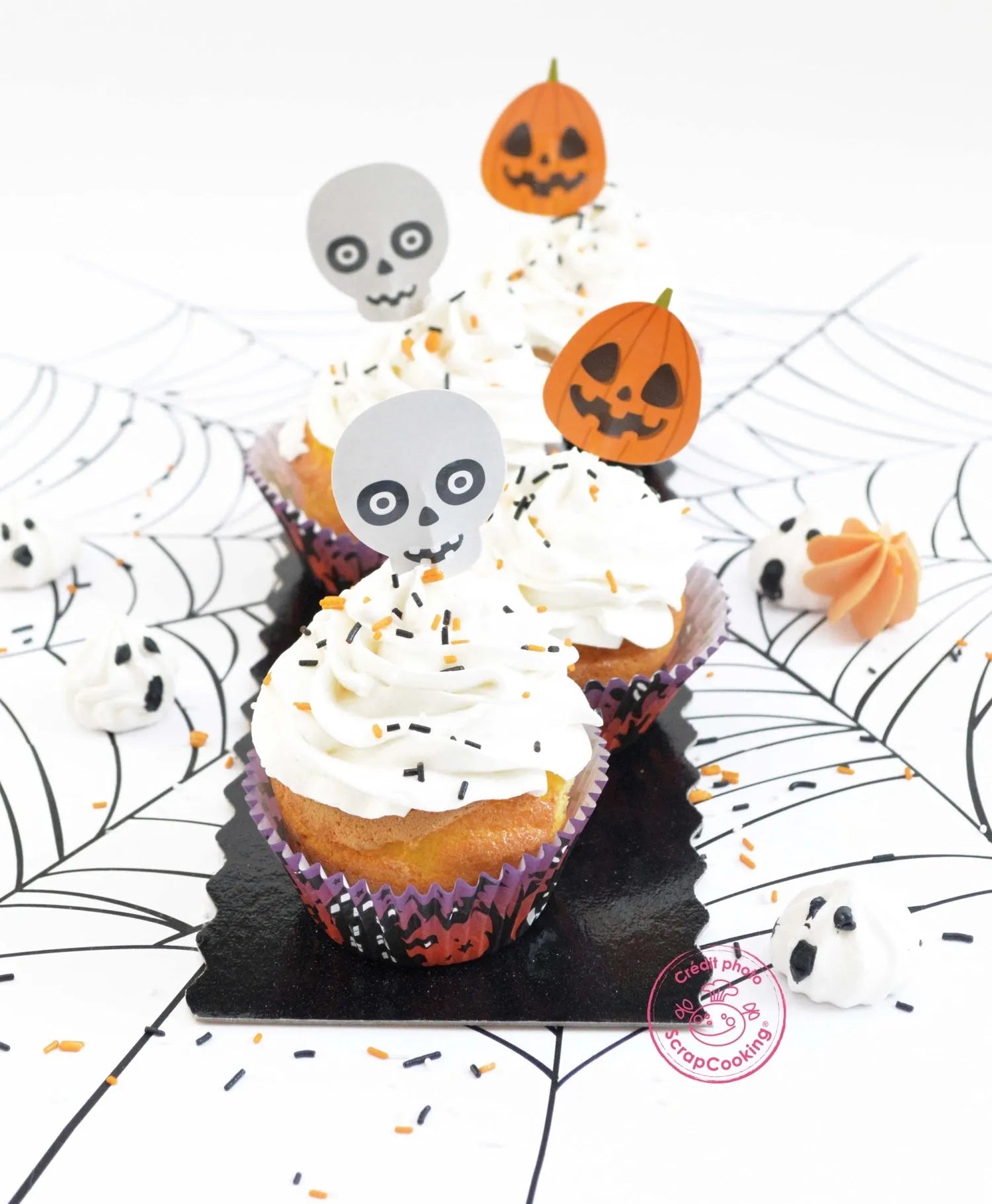 Gruselige Halloween-Muffins mit Scrap Cooking Förmchen & Toppers.