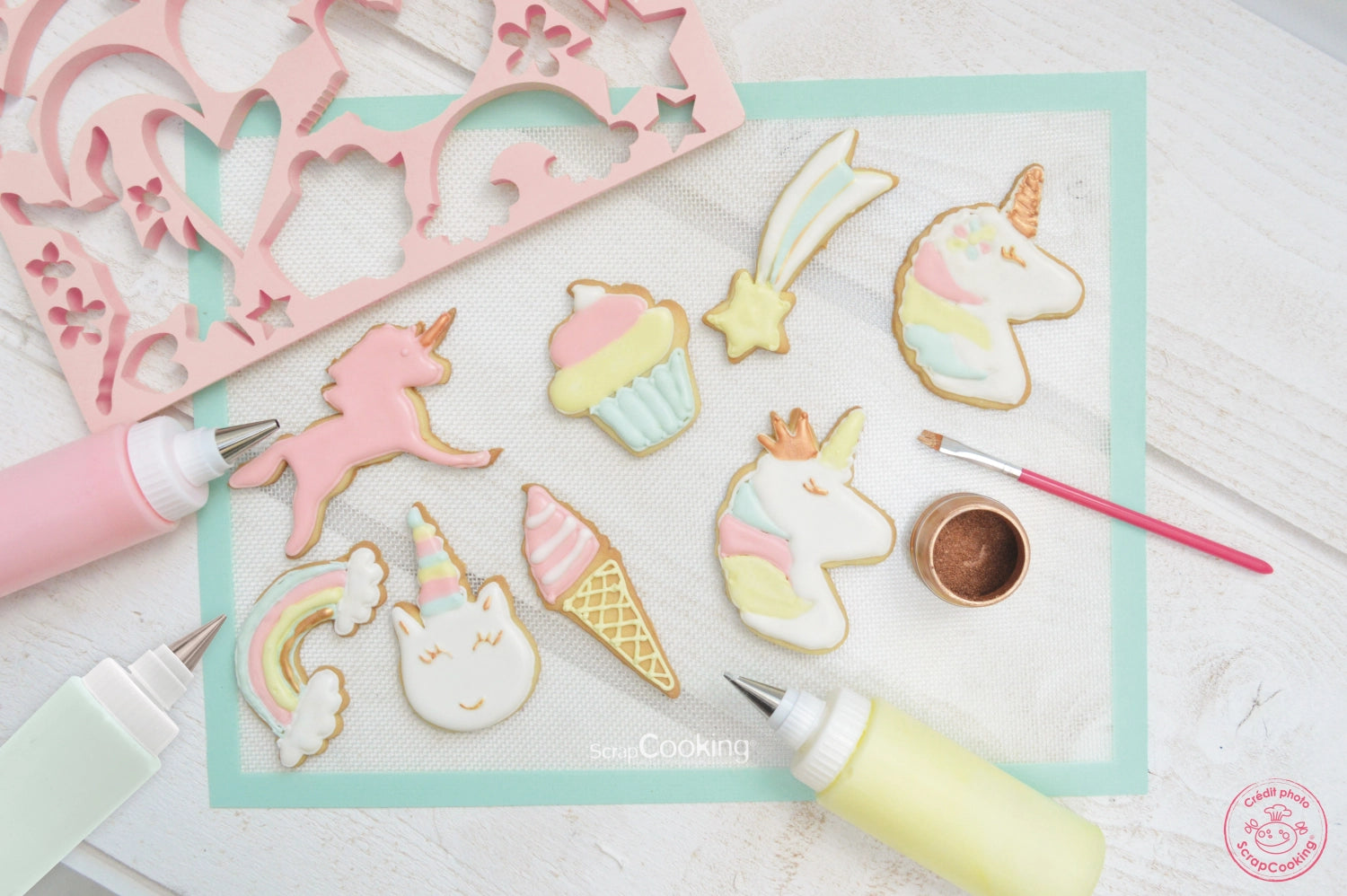 Set of 2 squeeze bottles with 2 piping nozzles for icing