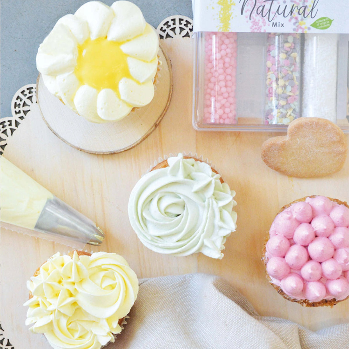 12 grosse Einweg-Spritzbeutel 53x28cm in Weiss präsentiert im Onlineshop von KAQTU Design AG. Backutensilien ist von Scrap Cooking