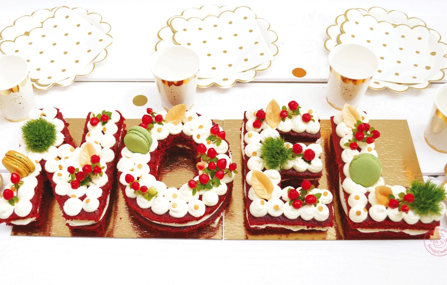 Elegantes Set von 5 rechteckigen Kuchenhaltern in Gold und Schwarz, 20x30 cm, perfekt für festliche Anlässe und ansprechende Dessertpräsentationen.