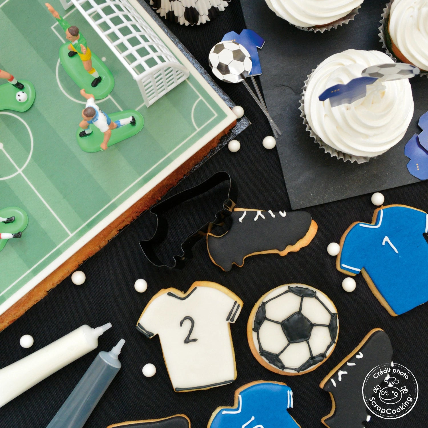Sechs essbare Zuckerfußbälle, ideal für die kreative Gestaltung von Kuchen und Snacks bei Sportanlässen und Feiern.