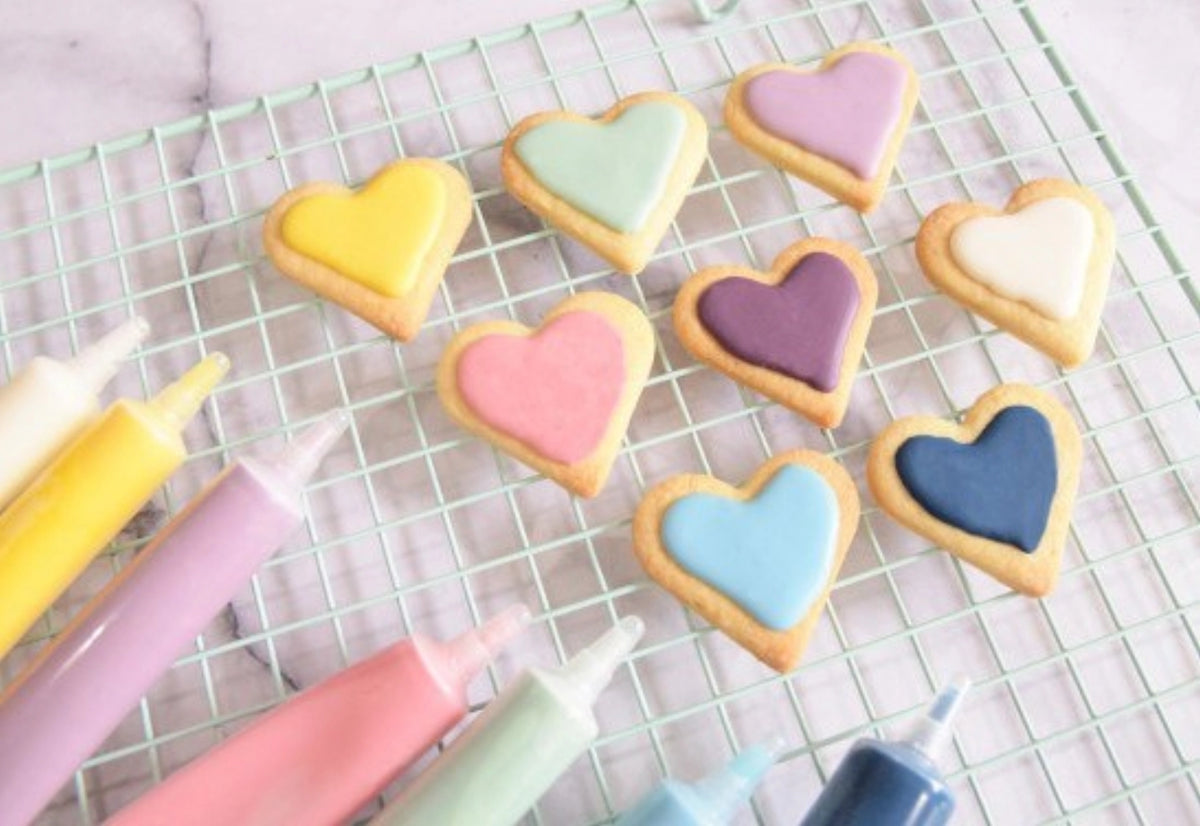 2er Set Schokostifte Weiss- und Milchschokolade 2x25g in Mehrfarbig präsentiert im Onlineshop von KAQTU Design AG. Küchenhelfer ist von Scrap Cooking