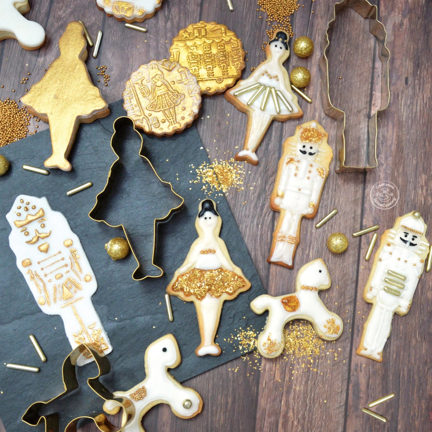 Dekorieren Sie Ihre Süßspeisen mit dem goldenen Icing Zuckergussstift von Scrap Cooking! Ideal für kreative und glanzvolle Akzente.