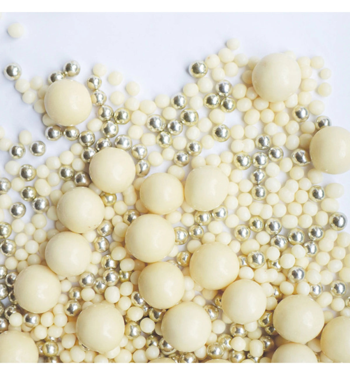 Deko Schoko Perlen weisse Schokolade und gold 50g in Weiss präsentiert im Onlineshop von KAQTU Design AG. Zutaten ist von Scrap Cooking