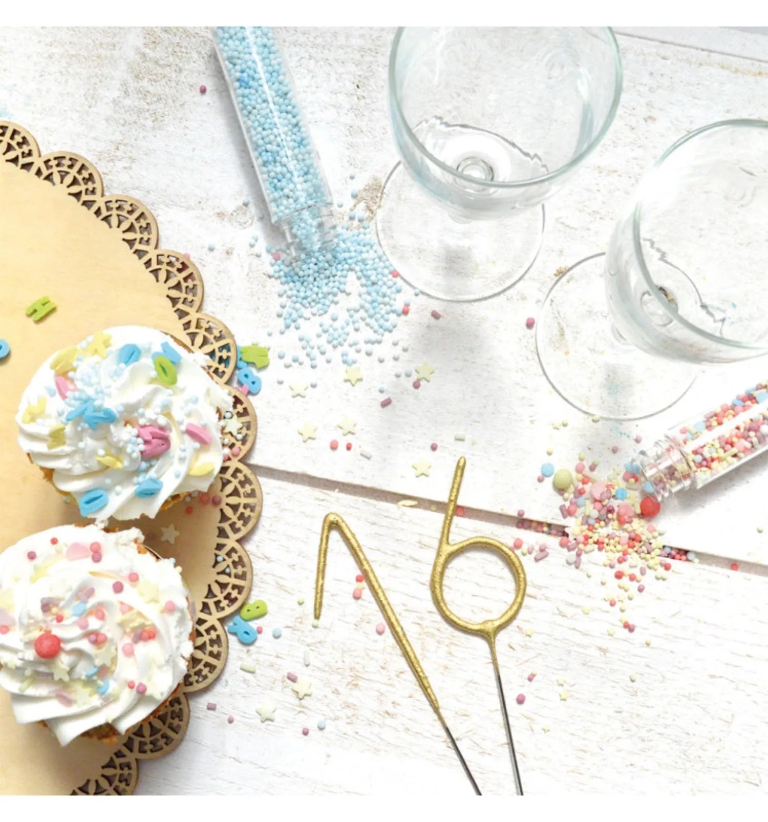 Veredeln Sie Gebäck mit dem 4er Set Blue Mix Zuckerdekor von Scrap Cooking.
