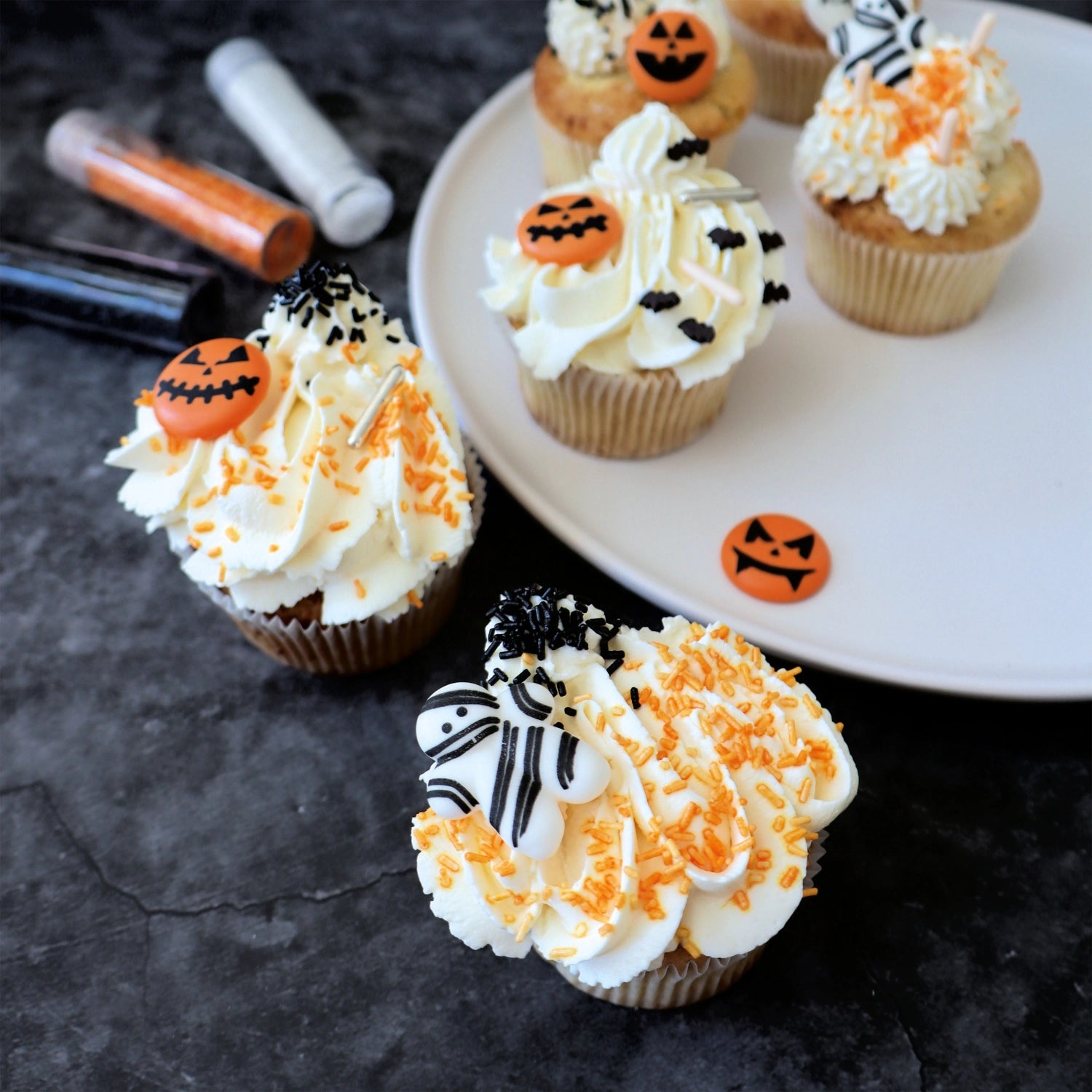 Vielfältiges 4er Set Zuckerdekore in Halloween-Themen, ideal zum kreativen Dekorieren von Süßspeisen und Festtagsleckereien.