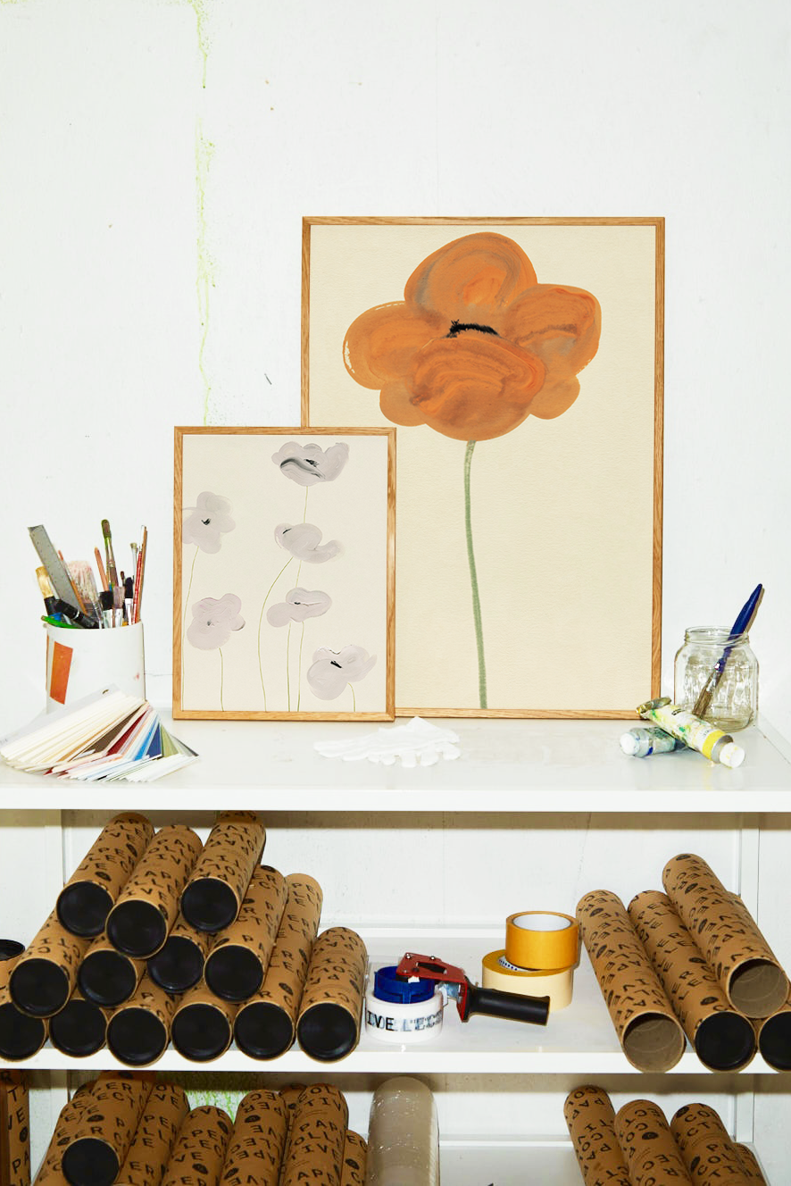Orange Vallmo  in Multicolor präsentiert im Onlineshop von KAQTU Design AG. Bild ist von Paper Collective
