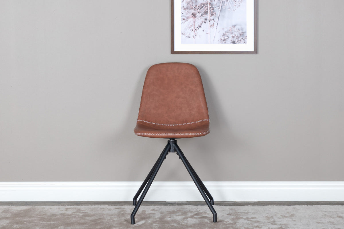 Polar Drehstuhl in Braun präsentiert im Onlineshop von KAQTU Design AG. Drehstuhl ist von Venture Home