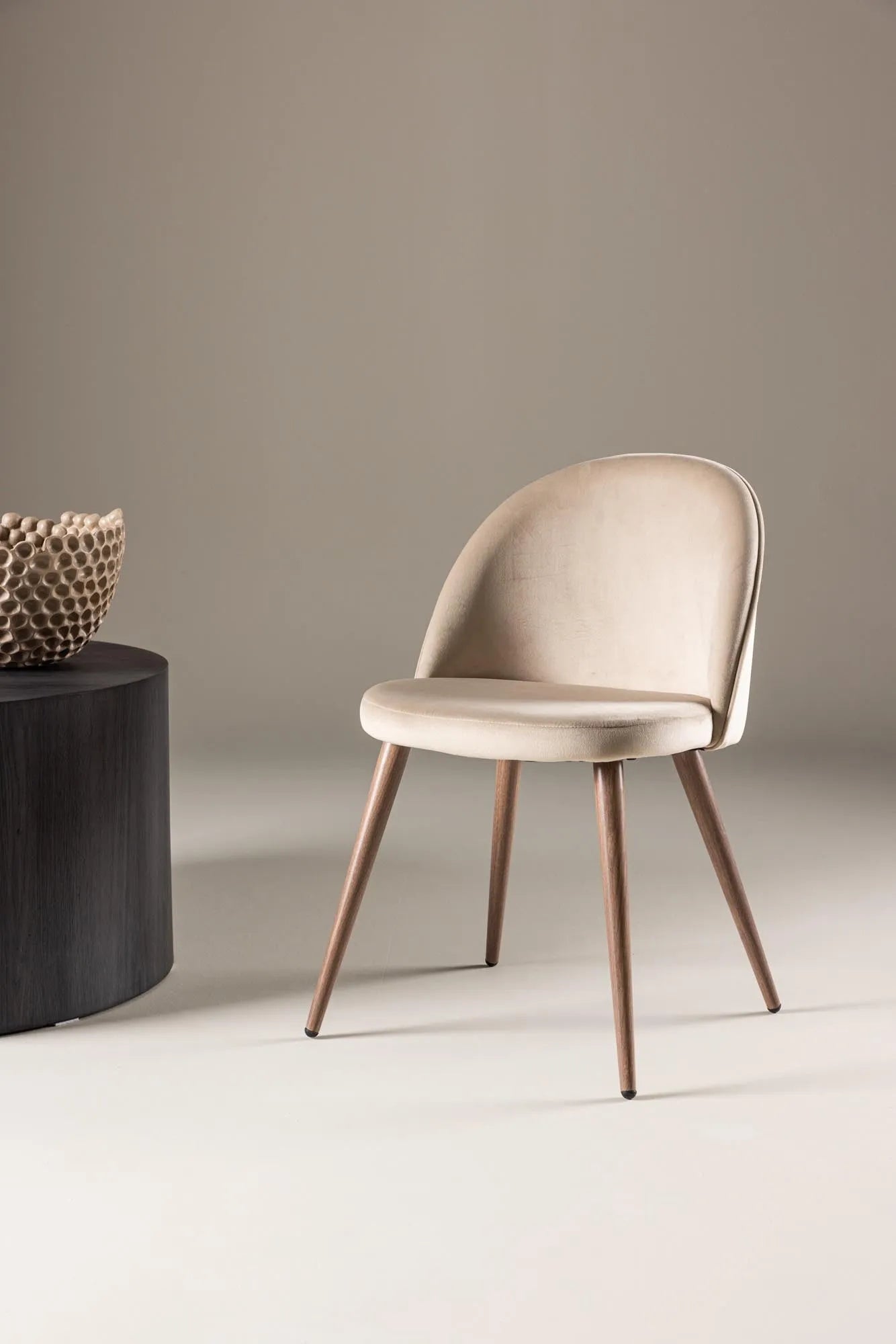 Eleganter Velvet Stuhl von Venture Home für stilvolle Esszimmer.